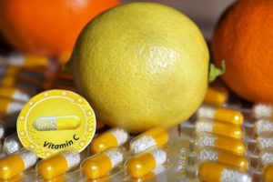 witamina C w owocach i tabletkach